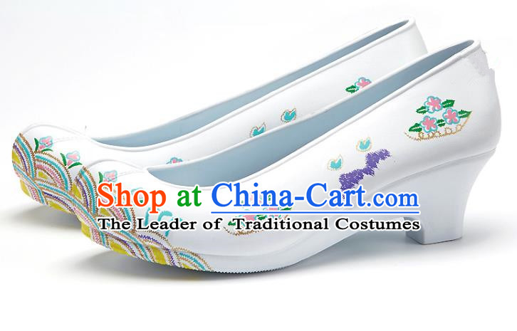 Traditional Korean National Wedding Embroidered White Shoes, Asian Korean Hanbok Bride Embroidery Satin Shoes for Women