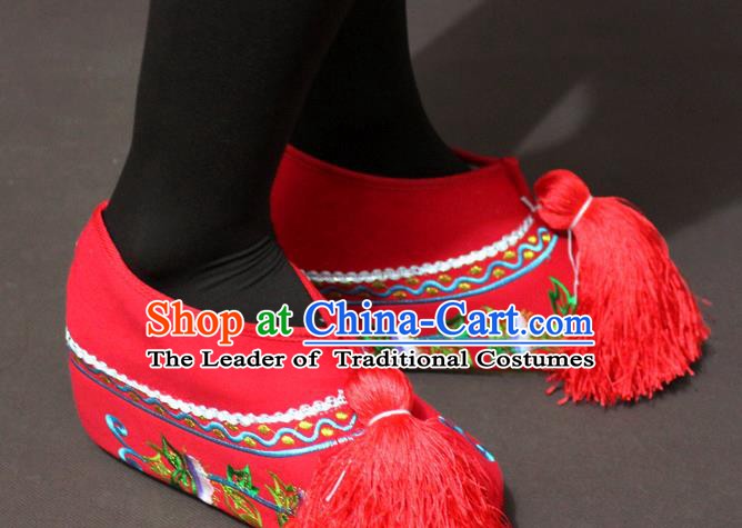 Traditional China Beijing Opera Actress Red Embroidered Shoes, Chinese Peking Opera Diva Blood Stained Shoes