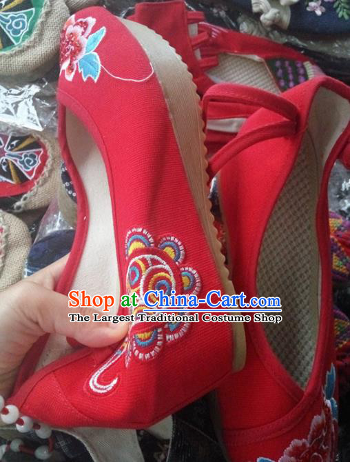 Chinese Traditional Handmade Embroidered Peony Shoes Red Cloth Shoes for Women