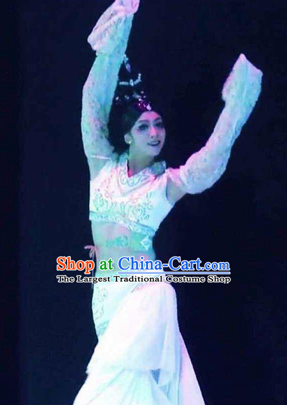 Beautiful Chinese Dance Yueren Dance White Costume Traditional Classical Dance Dress for Women