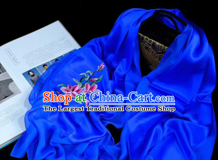 China Embroidered Mother Cappa Suzhou Embroidery Lily Flowers Craft Traditional Silk Scarf Royalblue Tippet