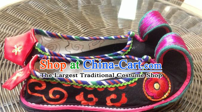 Traditional Chinese Ethnic Shoes Black Embroidered Shoes Yunnan National Wedding Shoes for Women