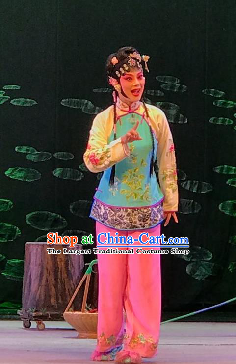 Chinese Beijing Opera Country Woman Garment Hong Ling Yan Costumes and Hair Accessories Traditional Peking Opera Xiaodan Dress Village Girl Li Fengjie Apparels