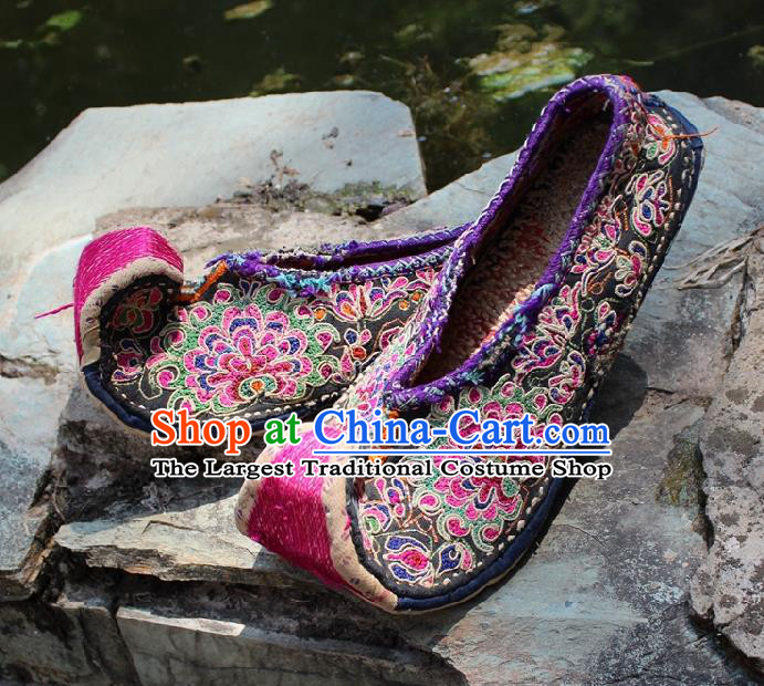 Asian Chinese Handmade Cloth Shoes National Shoes Embroidered Shoes Traditional Yunnan Ethnic Embroidery Shoes for Women