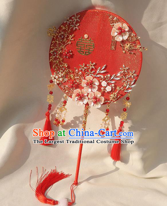 China Classical Dance Pearls Silk Fan Handmade Wedding Red Palace Fan Traditional Bride Shell Flowers Circular Fan