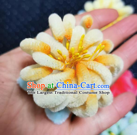 China Handmade Hair Stick Traditional Qing Dynasty Princess Hair Accessories Classical Velvet Yellow Chrysanthemum Hairpin
