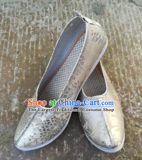 Chinese Handmade Classical Chrysanthemum Pattern White Brocade Shoes Traditional Ming Dynasty Hanfu Shoes