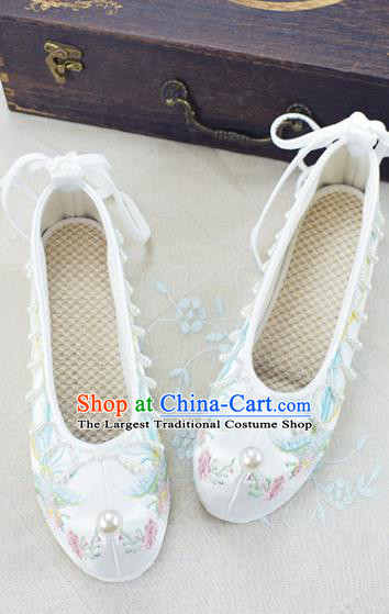 China Traditional Women Hanfu Shoes White Embroidered Shoes National Wedding Beads Tassel Shoes