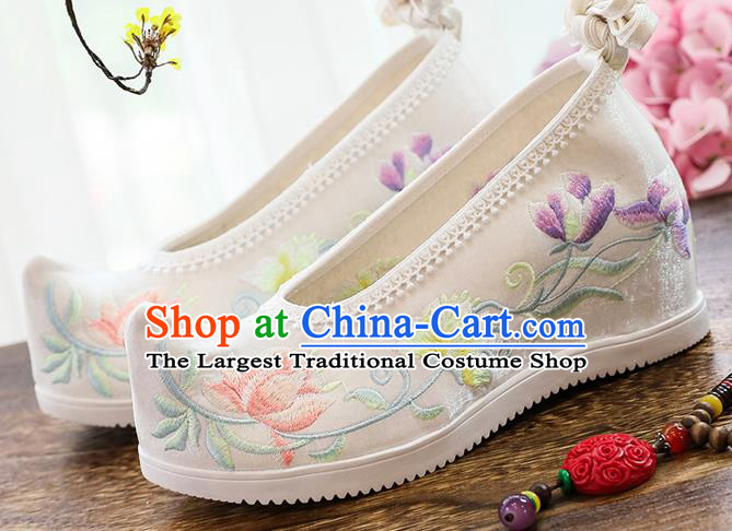 China Traditional Embroidered White Wedges Shoes National Woman Cloth Shoes