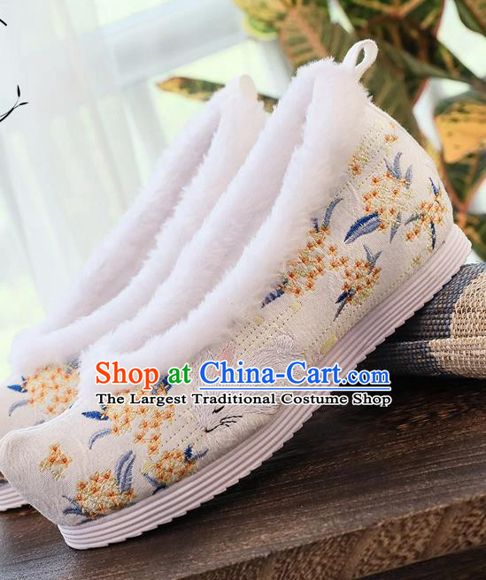 China Handmade National White Cloth Shoes Traditional Ming Dynasty Hanfu Shoes Embroidered Fragrans Shoes