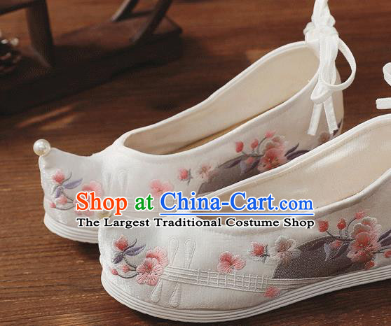China Embroidered Lute Shoes Handmade White Cloth Bow Shoes Folk Dance Shoes