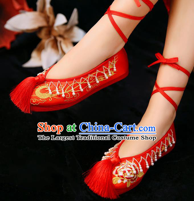 Chinese Pearls Tassel Shoes Classical Wedding Bride Shoes Traditional Xiuhe Embroidered Red Cloth Shoes