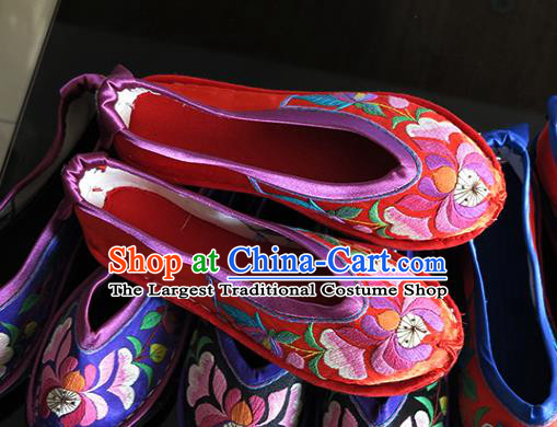 Chinese Yunnan Ethnic Dance Shoes Hand Embroidered Red Satin Shoes Traditional Wedding Shoes