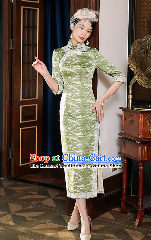 China Classical Shanghai Young Beauty Slant Opening Cheongsam Traditional Minguo Light Green Silk Qipao Dress