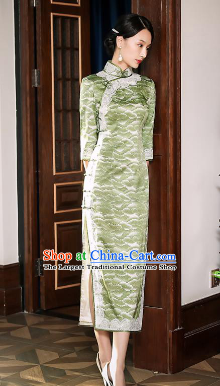 China Classical Shanghai Young Beauty Slant Opening Cheongsam Traditional Minguo Light Green Silk Qipao Dress