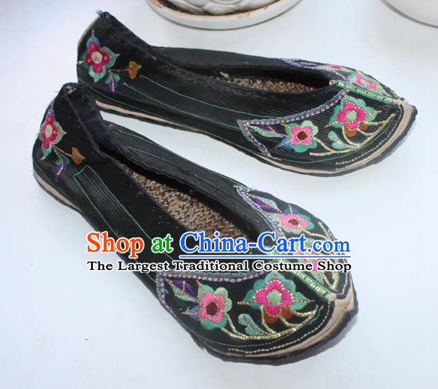 Chinese Yunnan Ethnic Woman Shoes National Handmade Black Embroidered Shoes Traditional Yi Nationality Strong Cloth Soles Shoes