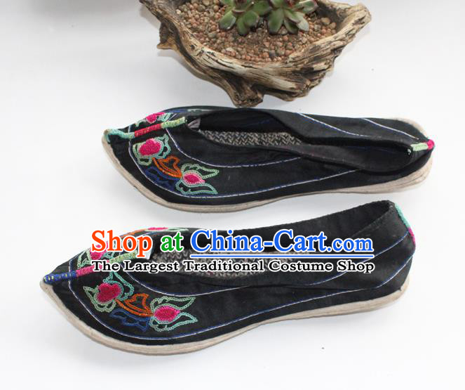 Chinese Yi Nationality Dance Shoes Handmade Yunnan Ethnic Cloth Shoes Traditional Black Embroidered Shoes