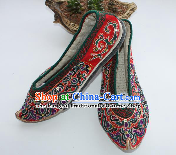 Chinese Yunnan National Wedding Shoes Handmade Ethnic Strong Cloth Soles Shoes Shui Nationality Embroidered Shoes