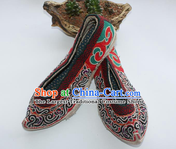 Chinese Shui Nationality Embroidered Shoes Yunnan National Wedding Shoes Handmade Ethnic Strong Cloth Soles Shoes