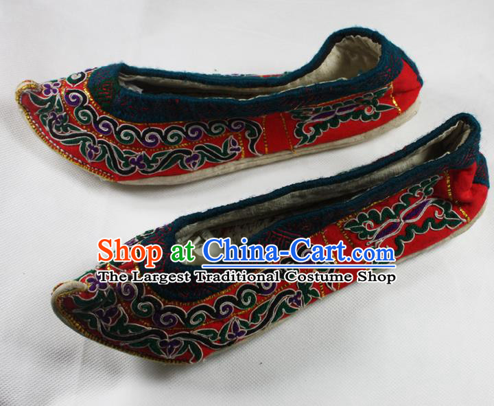 Chinese National Yunnan Embroidered Shoes Handmade Ethnic Wedding Bride Shoes Yi Nationality Red Cloth Shoes