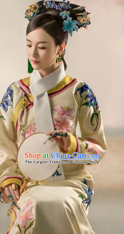 China Qing Dynasty Imperial Consort Embroidered Yellow Dress Traditional Historical Clothing Ancient Court Woman Garment Costumes