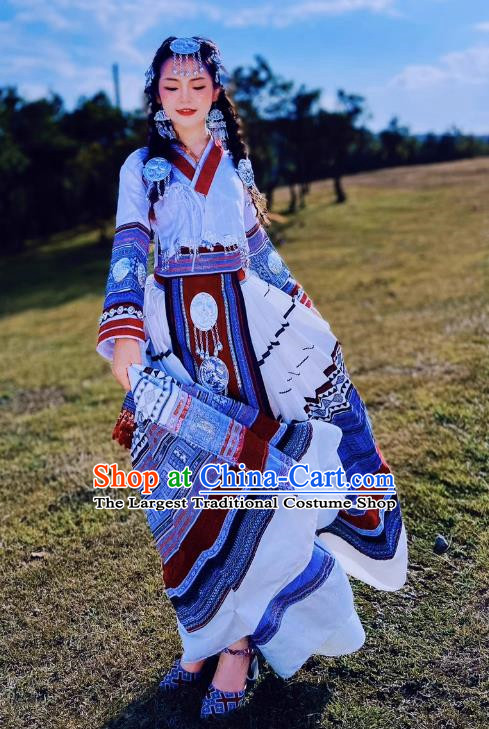 Yunnan Miaojiang Exotic Girl White Suit Ethnic Style