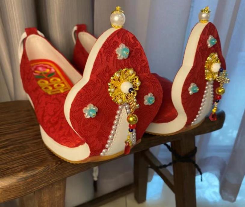 Ancient Chinese Wedding Bride Red Shoes Handmade China Tang Dynasty Empress Curved Toe Shoes Traditional Hanfu Stage Show Shoes