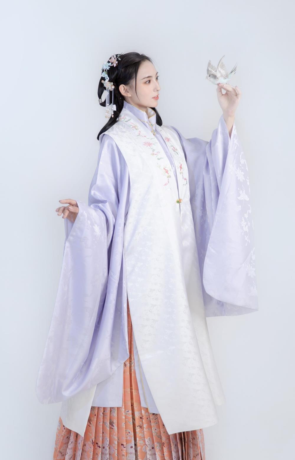Chinese Ming Dynasty Hanfu Satin Brocade Bijia Blouse and Pleated Mamian Skirt Complete Set